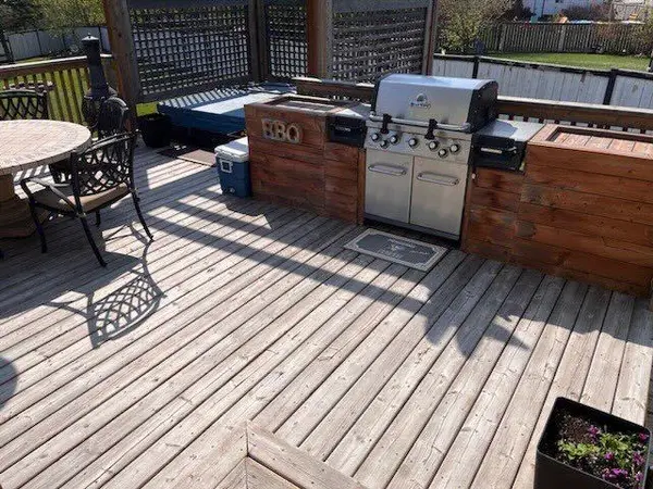 Langdon, AB T0J 1X0,32 Lloyd CRES NE