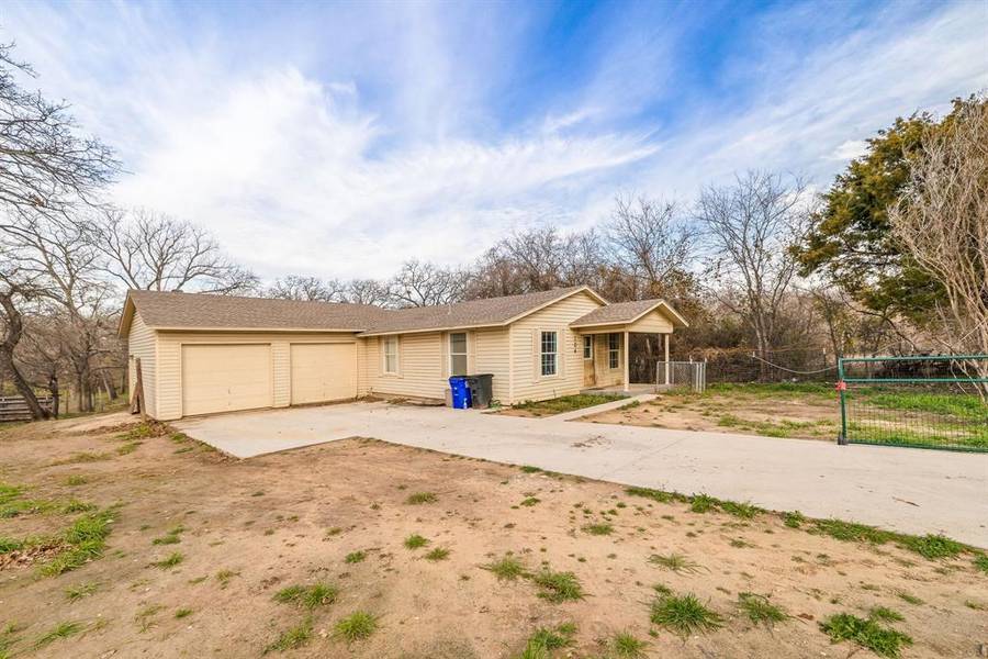 104 Rhoades Street, Azle, TX 76020