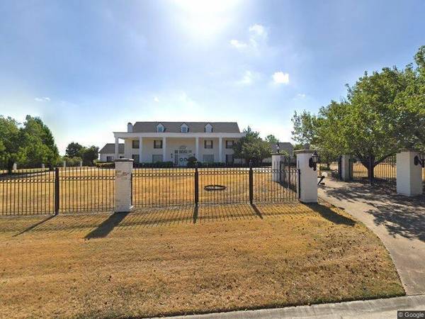 900 Frost Hollow Drive, Desoto, TX 75115