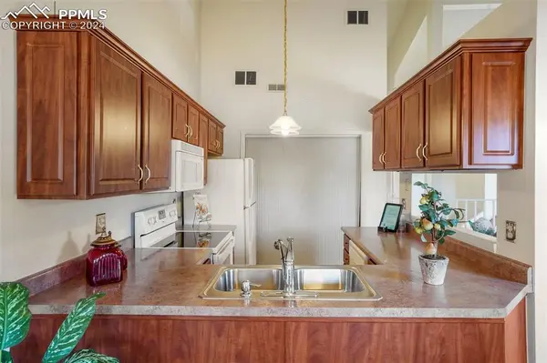 523 Observatory DR, Colorado Springs, CO 80904