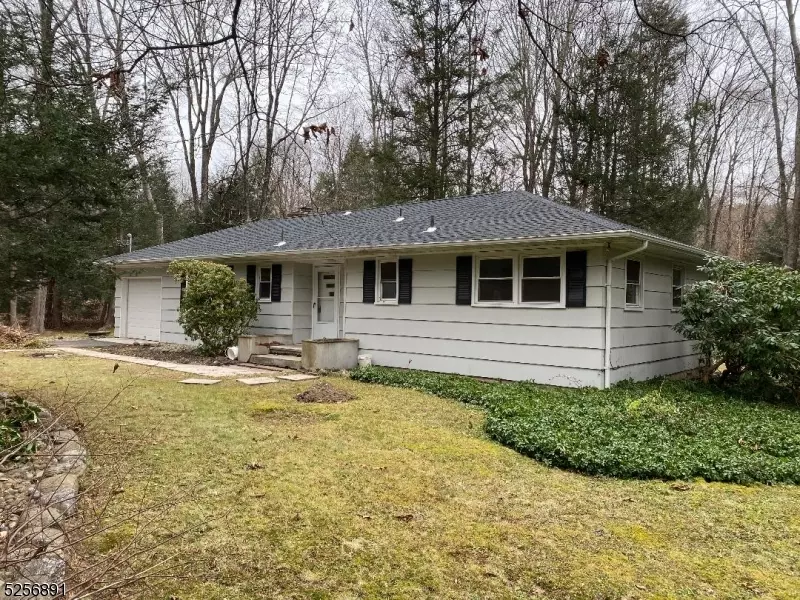 18 Longstreak Rd, West Milford Twp., NJ 07435