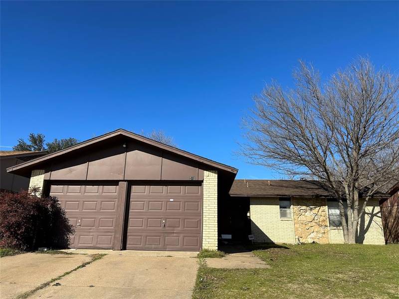 310 Hawthorne Lane, Grand Prairie, TX 75052