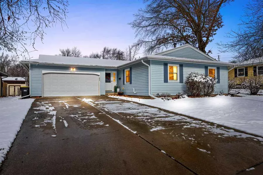 3034 Sweet Briar Ave, Iowa City, IA 52245