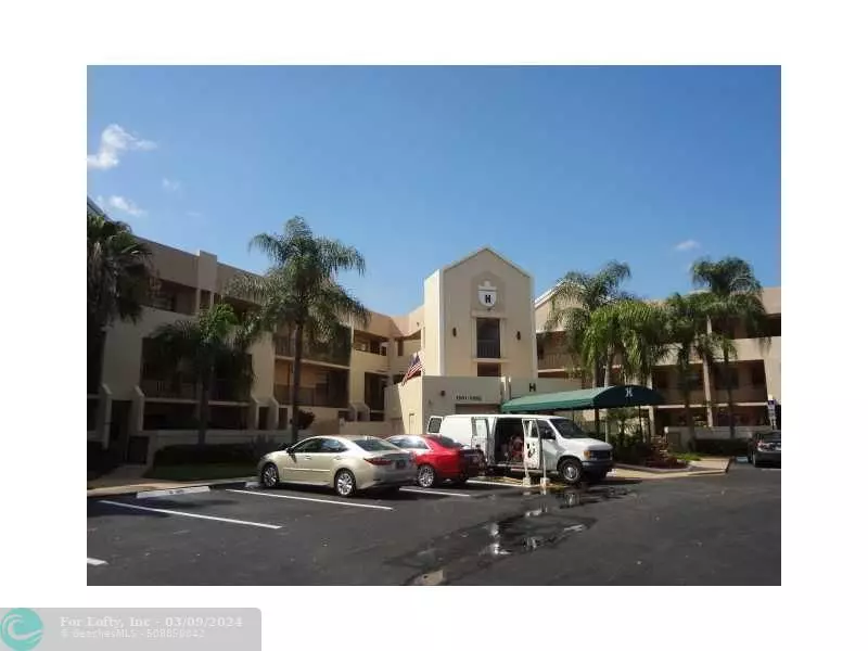 7559 Fairfax Dr  #302, Tamarac, FL 33321