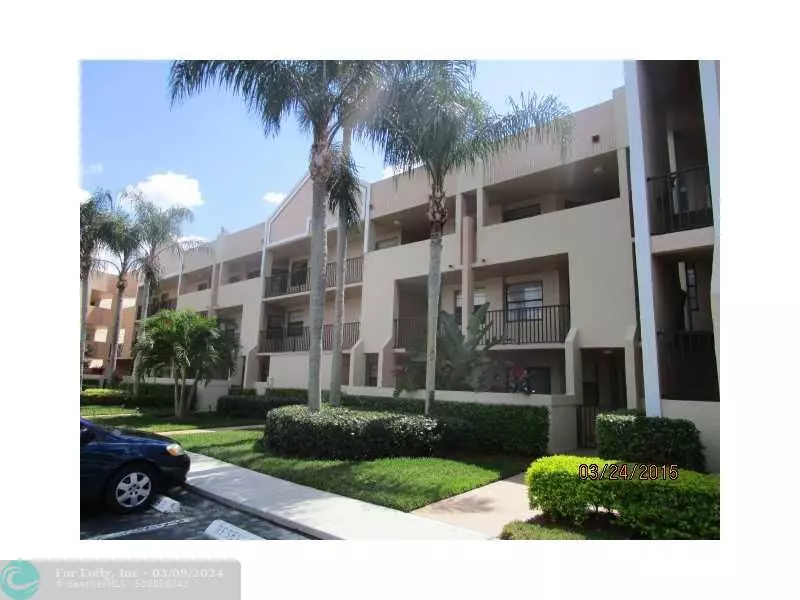 7244 Fairfax Dr  #211, Tamarac, FL 33321