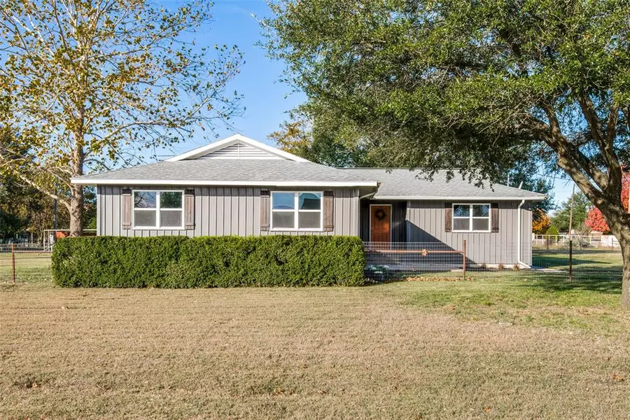 704 S Cherokee Drive, Tioga, TX 76271