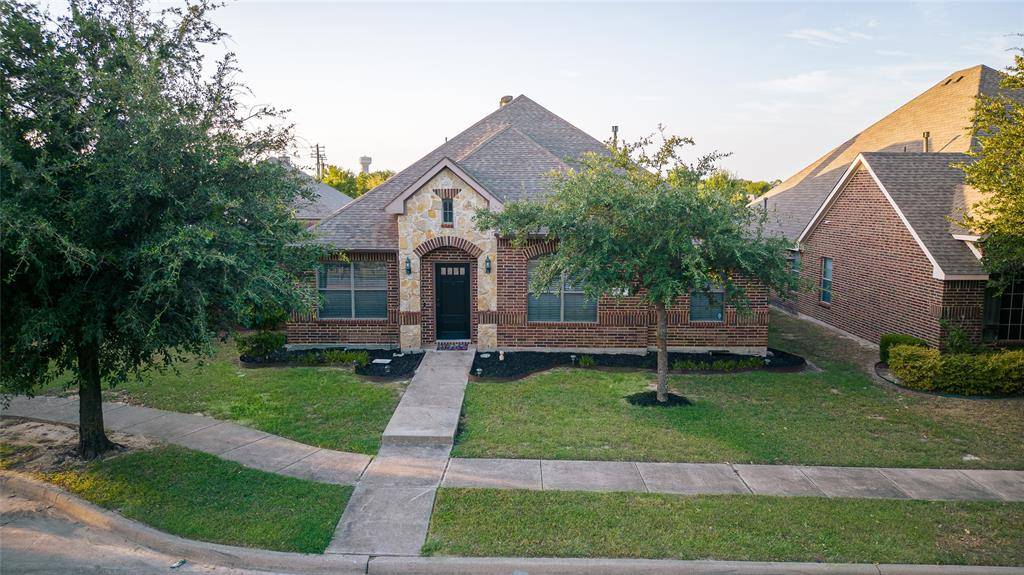 326 Village Drive, Red Oak, TX 75154