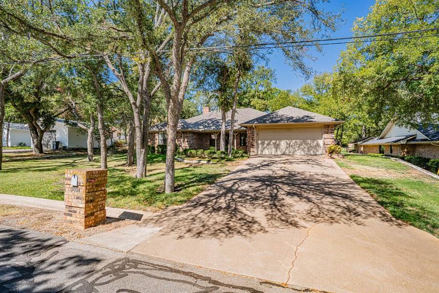 5004 Largo Drive, Granbury, TX 76049