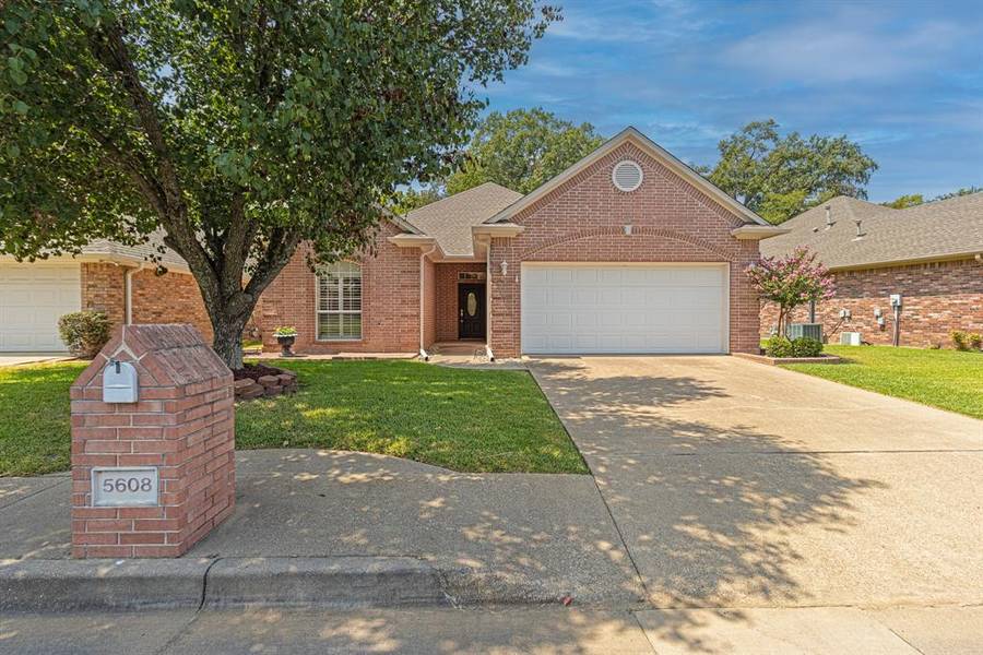 5608 Hollybrook Drive, Tyler, TX 75703