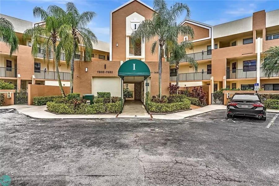 7618 Fairfax Dr  #110, Tamarac, FL 33321