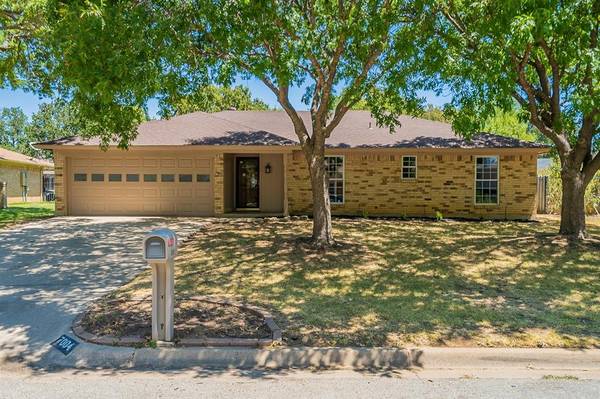 7004 Stoneridge Drive, North Richland Hills, TX 76182