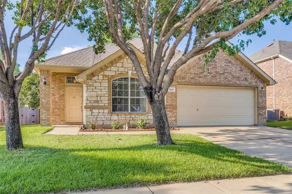 1227 Clearwater Drive, Grand Prairie, TX 75052