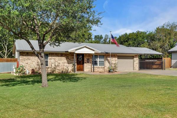 404 S Jackson Street, Wolfe City, TX 75496