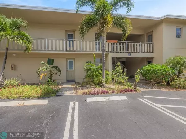 315 Circle Dr S  #201, Boynton Beach, FL 33435