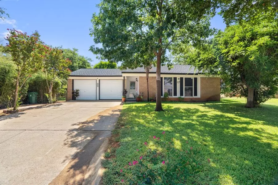 702 Melbourne Drive, Arlington, TX 76012