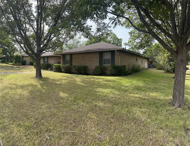 942 Maplecrest Drive, Lancaster, TX 75146