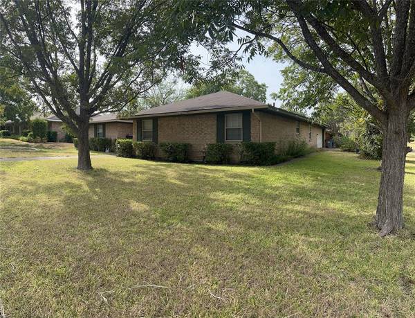 942 Maplecrest Drive,  Lancaster,  TX 75146