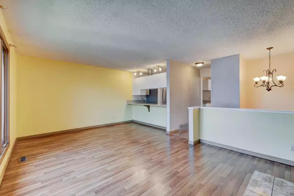 Calgary, AB T3K 1H1,73 Bermuda WAY NW