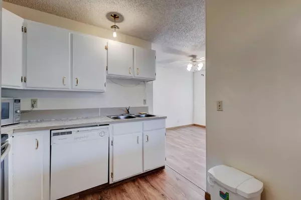 Calgary, AB T3K 1H1,73 Bermuda WAY NW