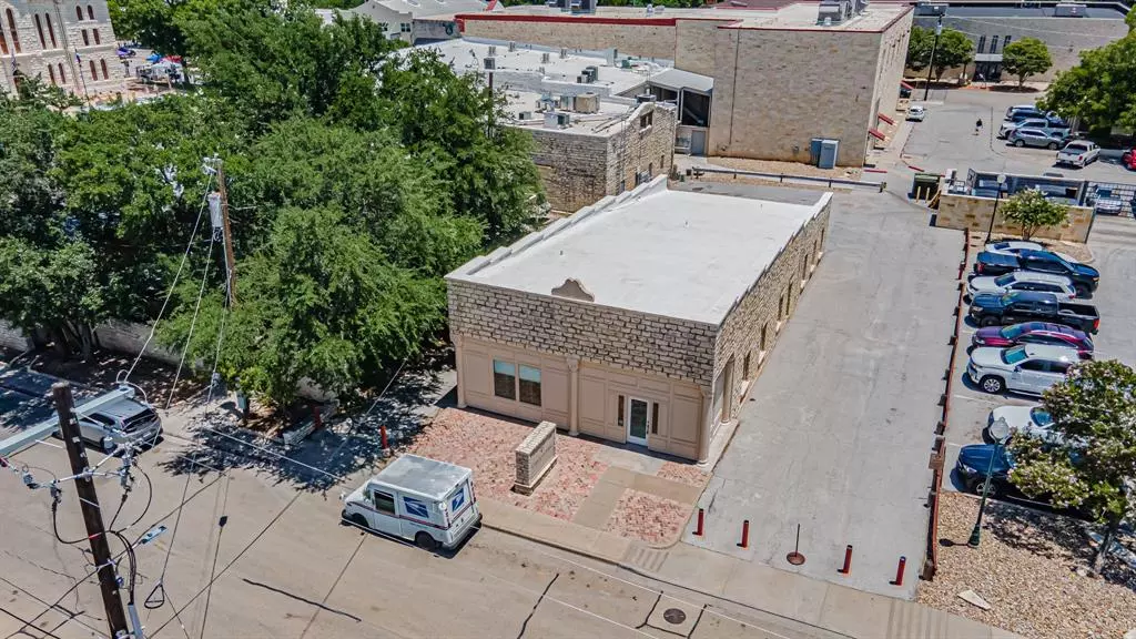 111 S Houston Street, Granbury, TX 76048