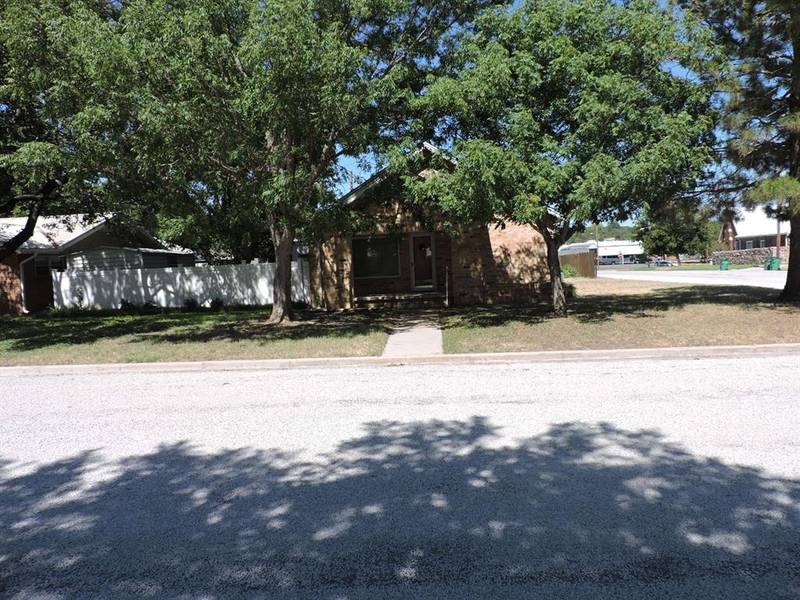 1402 N Reynolds Street N, Goldthwaite, TX 76844