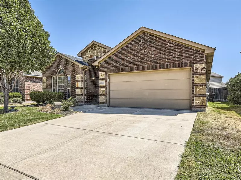 10928 Braemoor Drive, Fort Worth, TX 76052