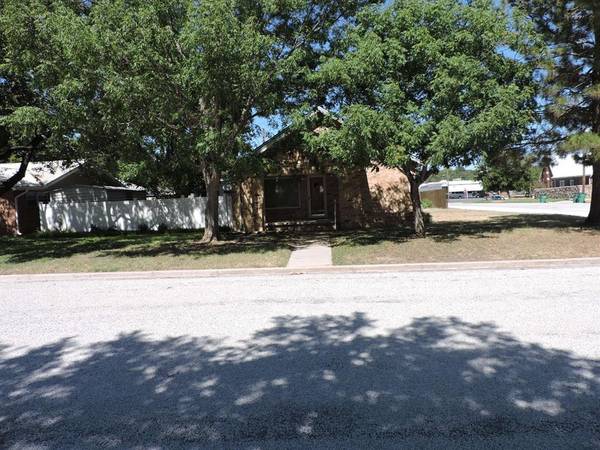 1402 N Reynolds Street N,  Goldthwaite,  TX 76844