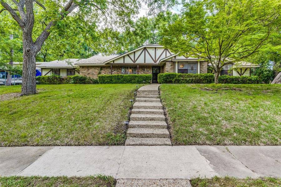 226 Creekwood Drive, Lancaster, TX 75146