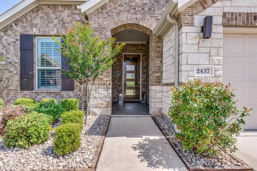 2437 Flowing Springs Drive, Fort Worth, TX 76177