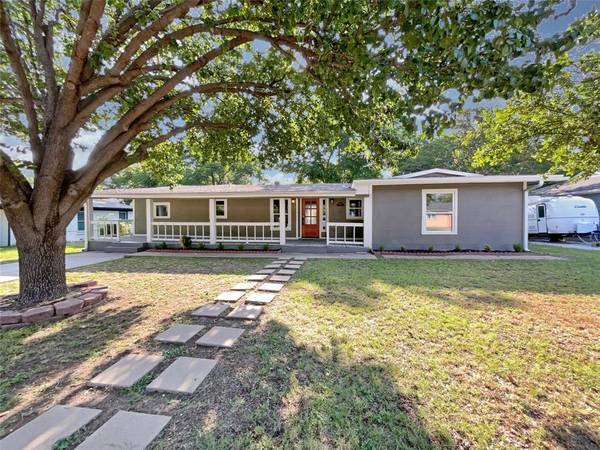 1209 S Pine Street, Grapevine, TX 76051