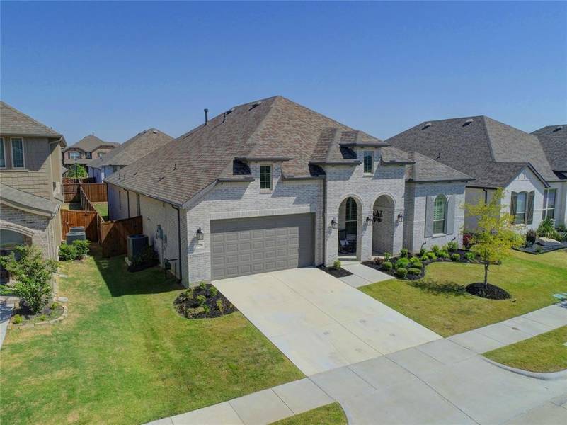 1421 Saddle Ridge Drive, Aubrey, TX 76227