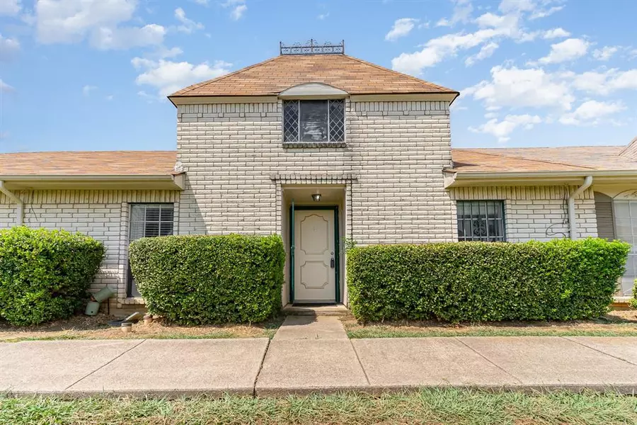 10 W Townhouse Lane, Grand Prairie, TX 75052