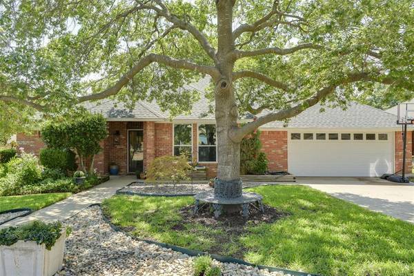 10009 Stoneleigh Drive, Benbrook, TX 76126