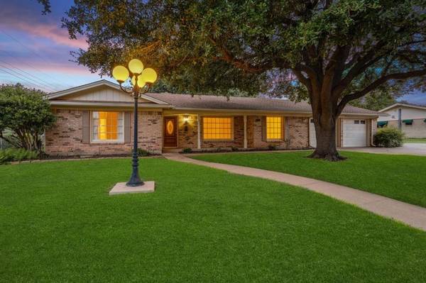 3909 Emerald Oaks Drive, Haltom City, TX 76117