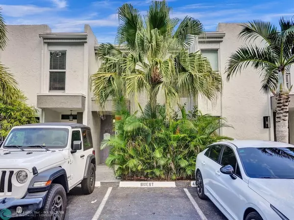 Wilton Manors, FL 33305,672 Kensington Pl  #4B