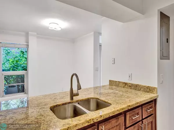 Wilton Manors, FL 33305,672 Kensington Pl  #4B