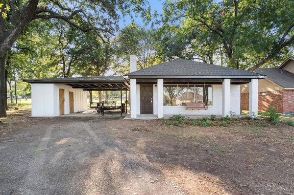 1118 Kiowa Drive W, Lake Kiowa, TX 76240