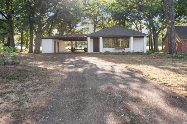 Lake Kiowa, TX 76240,1118 Kiowa Drive W