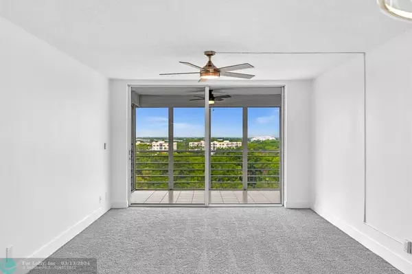 Pompano Beach, FL 33069,575 Oaks Ln  #1004