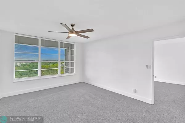 Pompano Beach, FL 33069,575 Oaks Ln  #1004