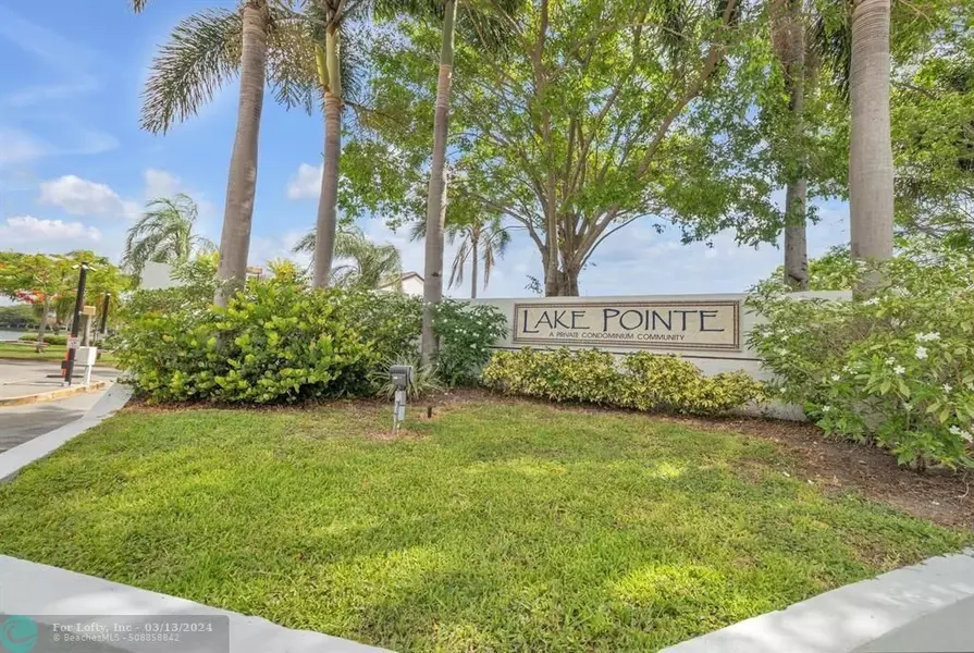 211 W Lake Pointe Dr  #212, Oakland Park, FL 33309