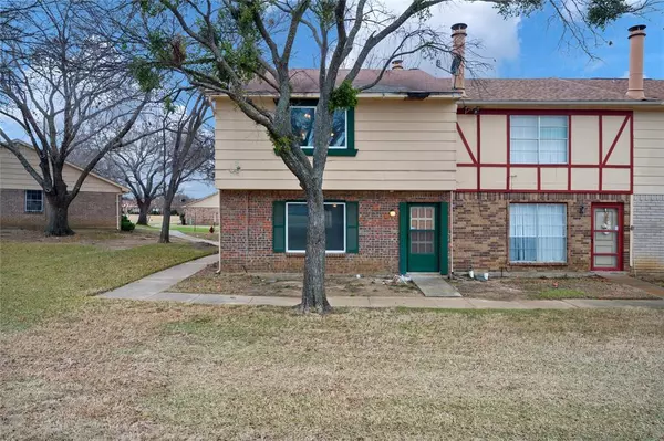 32 E Mountain Court, Grand Prairie, TX 75052