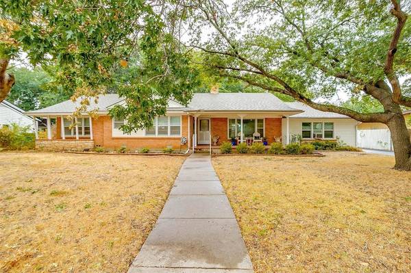 3904 Clayton Road W, Fort Worth, TX 76116