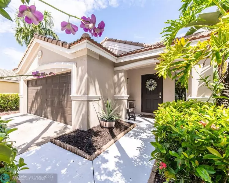 1025 Bamboo Ln, Weston, FL 33327