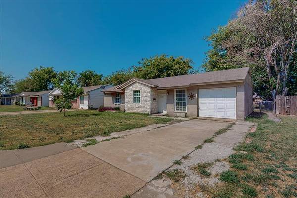 1023 Fairmeadows Circle, Duncanville, TX 75116