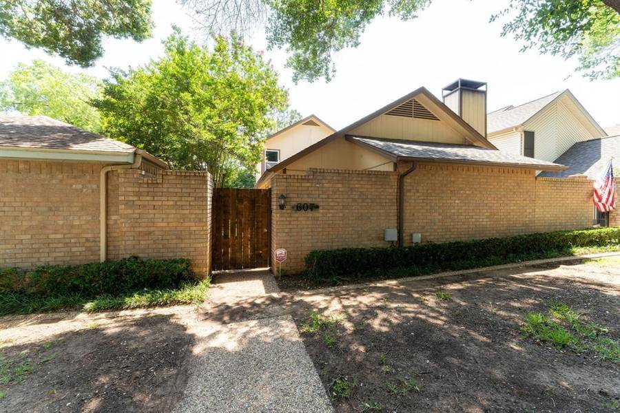 607 Castlewood Lane, Arlington, TX 76012