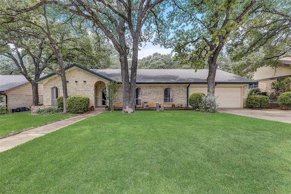 409 Twin Creek Drive, Hurst, TX 76053