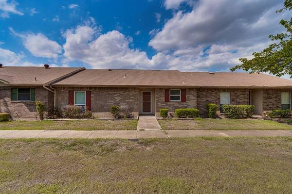 24 E Townhouse Lane, Grand Prairie, TX 75052