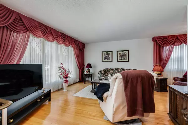 Calgary, AB T2K 4N4,735 Hunterston CRES NW