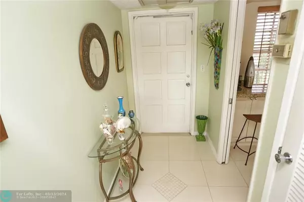 Pompano Beach, FL 33069,3200 N Palm Aire Dr  #402